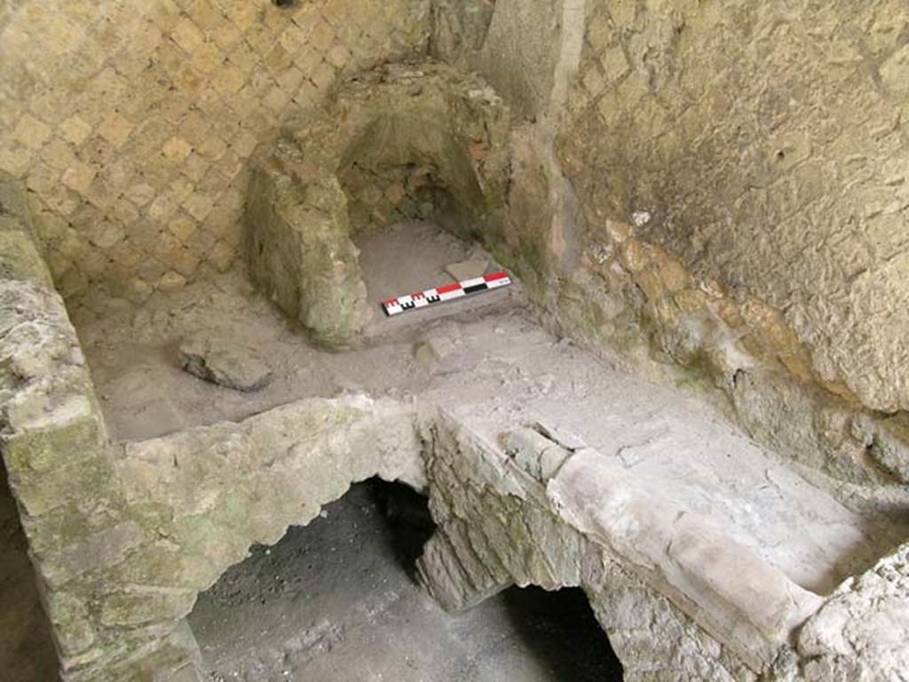 VI.29, Herculaneum. June 2006. Kitchen, with L-shaped cooking bench supported by arches. Looking north-west.
The latrinewould be on the left. Photo courtesy of Nicolas Monteix.